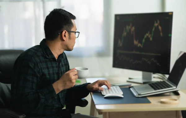 Asiatischer Händler Trinkt Kaffee Und Sitzt Hause Büro Vor Monitoren — Stockfoto