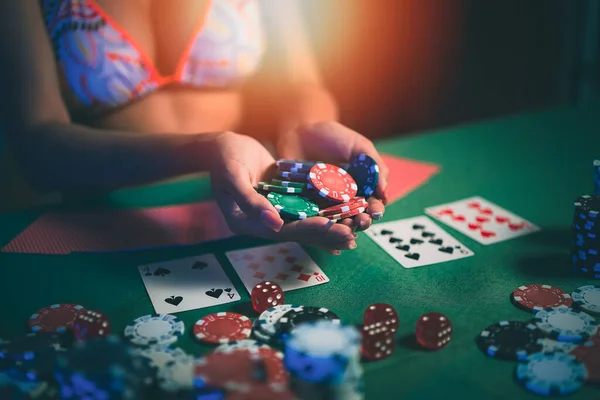 Mujer Que Usa Bikini Dealer Croupier Baraja Cartas Póquer Casino — Foto de Stock