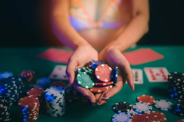 Mujer Que Usa Bikini Dealer Croupier Baraja Cartas Póquer Casino — Foto de Stock