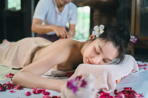 Masážní Lázeňská Relaxační Léčba Kancelářského Syndromu Použitím Horkého Kamene Tradičního — Stock fotografie