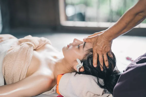 Massage Spa Relaxing Treatment Office Syndrome Traditional Thai Massage Style — Stockfoto