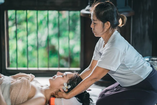 Massagem Spa Tratamento Relaxante Síndrome Escritório Tradicional Tailandês Estilo Massagem — Fotografia de Stock