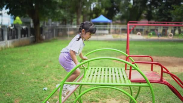 귀여운 아시아인 소녀는 학교나 유치원 놀이터에서 어린이들에게 운동장에서 등산하고 놀이터에서 — 비디오