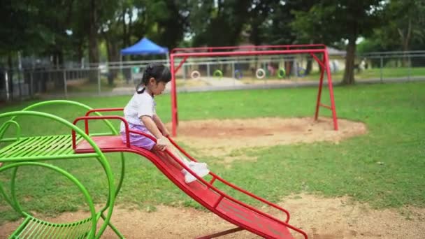 Linda Chica Asiática Jugar Escuela Jardín Infantes Patio Patio Actividad — Vídeos de Stock