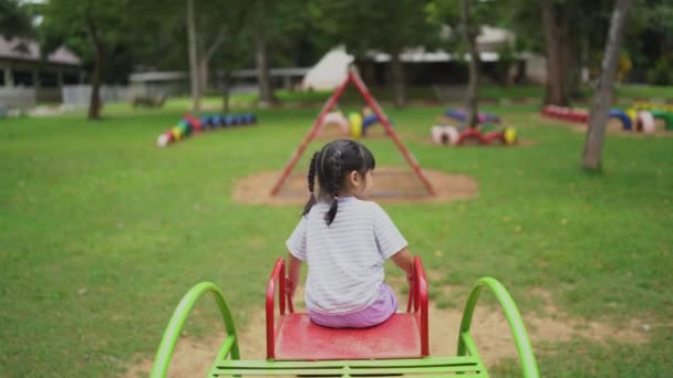 Linda Chica Asiática Jugar Escuela Jardín Infantes Patio Patio Actividad — Vídeos de Stock