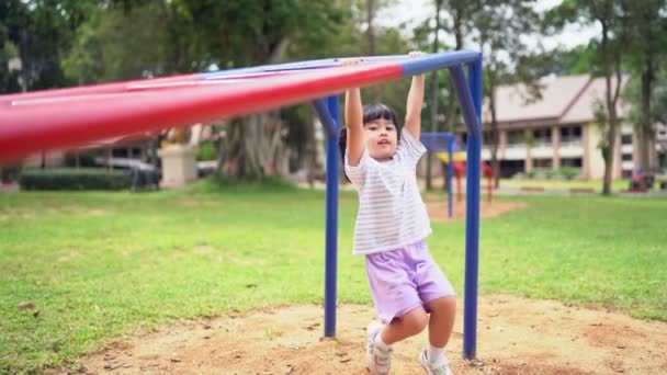Bonito Menina Asiática Jogar Escola Jardim Infância Jarda Playground Atividade — Vídeo de Stock