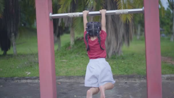 Bonito Menina Asiática Jogar Escola Jardim Infância Jarda Playground Atividade — Vídeo de Stock