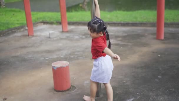 可爱的亚洲女孩在学校 幼儿园或操场上玩耍 儿童健康的夏季活动 亚洲小女孩在操场上攀爬 儿童在户外游乐场玩耍 — 图库视频影像