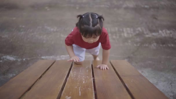 Schattig Aziatisch Meisje Spelen School Kleuterschool Werf Speeltuin Gezonde Zomeractiviteit — Stockvideo