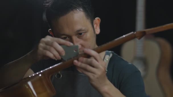 Gitarzysta Azjatycki Człowiek Robi Gitary Akustyczne Laboratorium Azjatycki Gitarzysta Buduje — Wideo stockowe