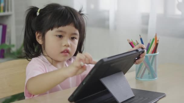 Menina Asiática Usando Caneta Digital Toque Tela Tela Tablet Atentamente — Vídeo de Stock
