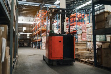 Perakende mağazasının endüstri deposuna mal taşımak için forkliftler. Deponun içi raflarla dolu. Üretim malzemeleri, paletler ve kutular için. Endüstriyel kavram.