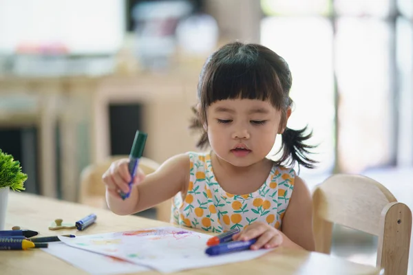 Asiatico Bambino Ragazza Disegno Con Pastello Colorato Felice Divertente Bambino — Foto Stock