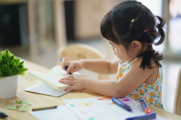 Asiatiska Lilla Flicka Ritning Med Färgglada Krita Glad Rolig Barn — Stockfoto