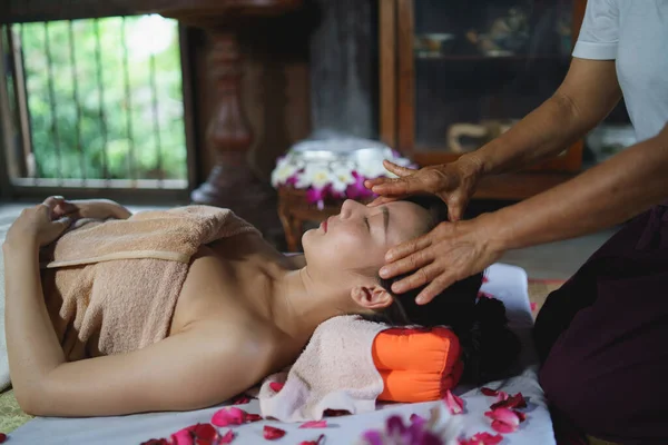 Massage Und Wellness Entspannende Behandlung Des Büro Syndroms Traditionelle Thai — Stockfoto