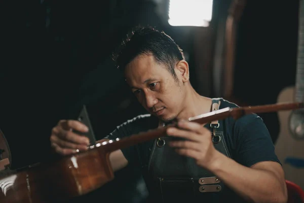 Gitarrmakare Asiatisk Man Som Gör Akustiska Gitarrer Laboratorium Asiatisk Gitarrist — Stockfoto