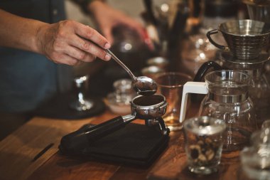 Barista Cafe restoranda kahve hazırlama servisi konsepti yapıyor. Kahve makinesiyle kafede taze kahve yapan el kahvecisini kapatın. Taze kahve espresso yapıyorum..