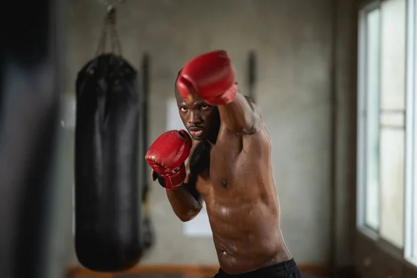 非洲男子拳击运动员在健身房有肌肉训练 拳击袋击拳 锻炼和力量 拳击运动概念 — 图库照片