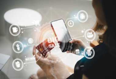 Kredi kartı tutan ve internetten alışveriş yapan bir kadın. Evde çalışan Asyalı kadın. Çevrimiçi alışveriş, e-ticaret, internet bankacılığı, harcamalar, her yerden çalışma konsepti..