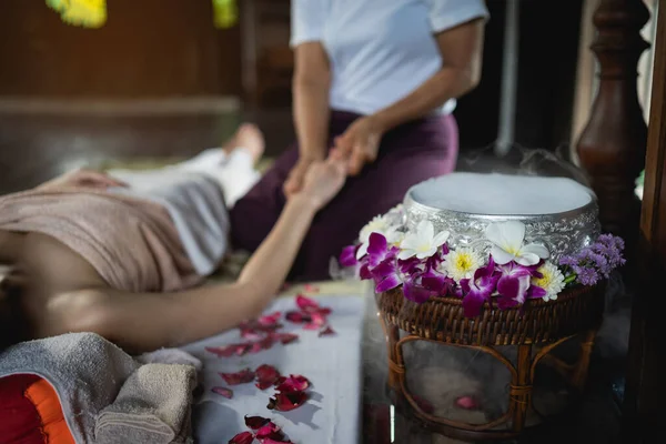 Spa Massage Blommor Dekorationer Medan Massös Behandling Kontorssyndrom Traditionell Thai — Stockfoto