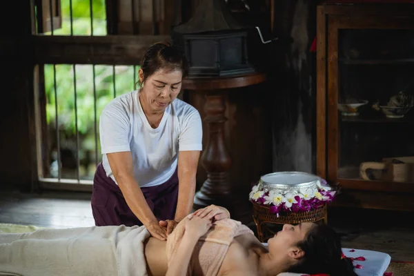 Masáž Břicha Lázeňská Relaxační Léčba Kancelářského Syndromu Tradiční Thajský Masážní — Stock fotografie