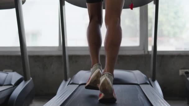 Zbliżenie Stóp Sportowiec Biegający Bieżni Klubie Fitness Ćwiczenia Serca Zdrowy — Wideo stockowe