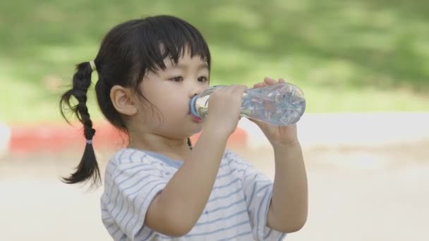 Söt Asiatisk Flicka Törstig Och Dricka Mineralvatten Efter Träning Motion — Stockvideo