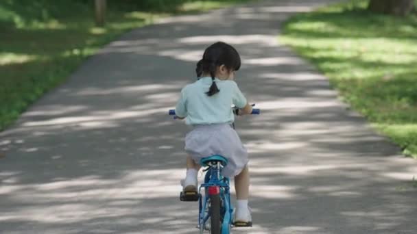 Videobeelden Van Aziatische Baby Meisje Kind Leren Fietsen Het Park — Stockvideo