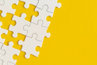 Bulmaca sarı zemin üzerine beyaz ayrıntılarını.