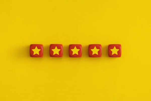 Golden Cinco Estrellas Mejor Calificación Servicios Excelentes Cubos Rojos —  Fotos de Stock