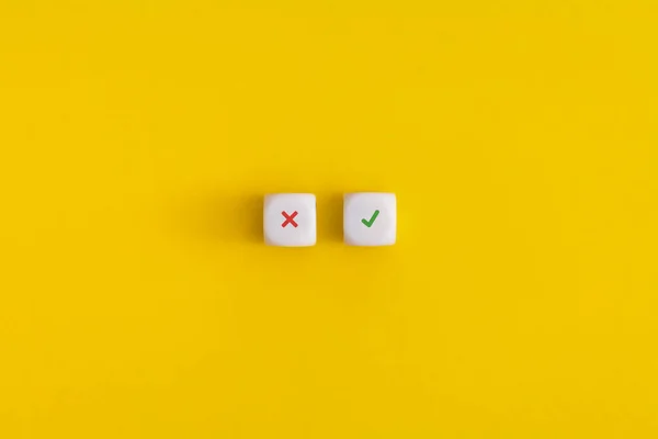 Cruze Marque Cubo Branco Fundo Amarelo Conceito Aprovação Votação Decisão — Fotografia de Stock