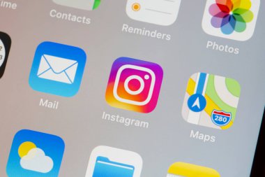 MOSCOW, RUSSIA - 13 OCT 2021: Ekran akıllı telefonundaki Instagram logosu