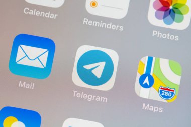 MOSCOW, RUSSIA - 13 OCT 2021: Ekran akıllı telefonundaki telgraf logosu