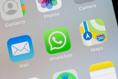 MOSCOW, Rusya - 13 OCT 2021: Ekran akıllı telefonundaki WhatsApp logosu