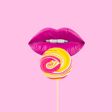 Açık pembe arka planda pembe dudaklı renkli lolipop. Yaz sanat kolajı