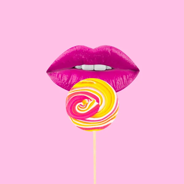 Açık pembe arka planda pembe dudaklı renkli lolipop. Yaz sanat kolajı
