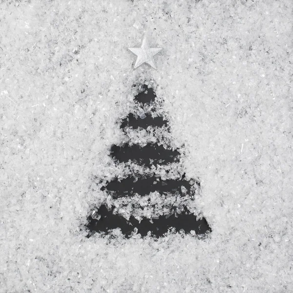 Kerstboom Gemaakt Sneeuw Een Zwarte Achtergrond Bovenaanzicht Vlakke Plaat — Stockfoto