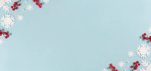 Рождественская Рамка Снежинки Ягод Синем Фоне Копировальным Пространством Рождественская Идея — стоковое фото