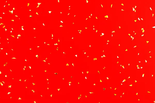 Zlaté Padající Konfety Červeném Pozadí Vánoční Nápad Byt Ležel Horní — Stock fotografie
