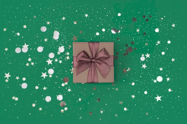Κουτί Δώρου Μωβ Φιόγκο Πράσινο Φόντο Κομφετί — Φωτογραφία Αρχείου