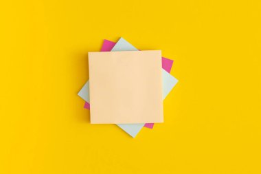 Sarı arka plandaki yapışkan notları taklit et. İş kavramı, strateji, planlama