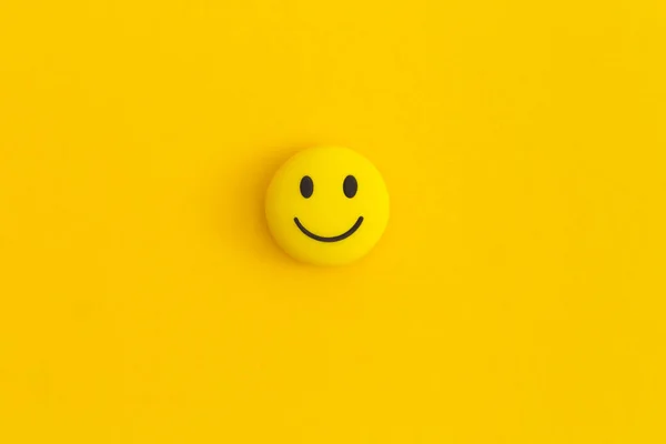 Emoticon Sonrisa Sobre Fondo Amarillo — Foto de Stock