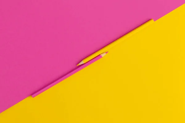 Lápices Colores Sobre Fondo Amarillo Rosa Vista Superior Con Espacio — Foto de Stock