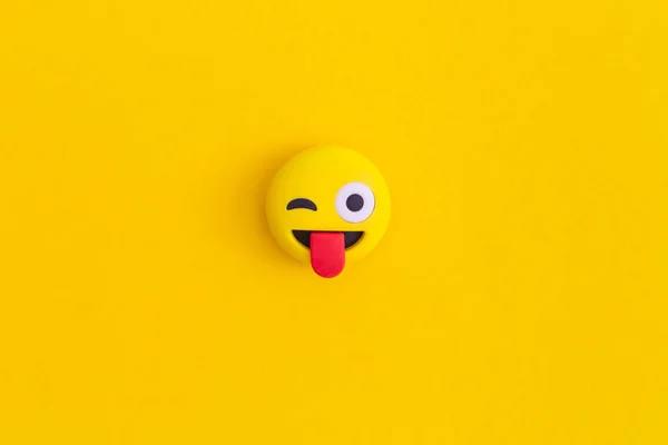 Emoticon Sonrisa Sobre Fondo Amarillo — Foto de Stock