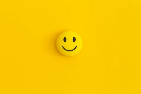 Emoticon Sonrisa Sobre Fondo Amarillo Imagen De Stock