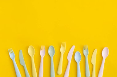 Sarı arka planda yiyecek plastik ambalajı. Plastik ve ekolojinin geri dönüşümü kavramı.