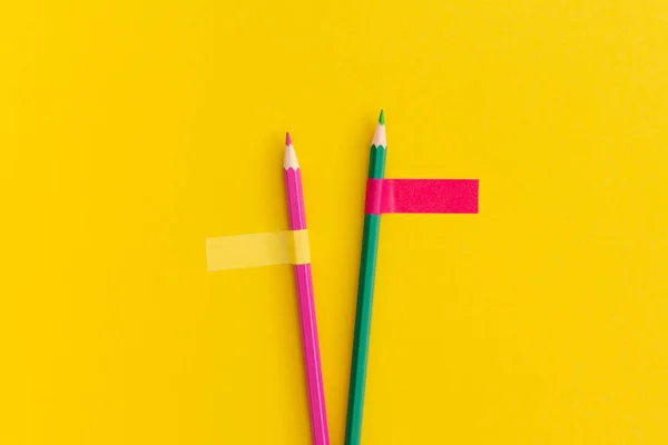 Sarı Arka Planda Renkli Kalemler Kopyalama Alanı Olan Üst Görünüm — Stok fotoğraf