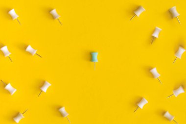 Sarı arka tarafa iğne bastır. Liderlik kavramı.