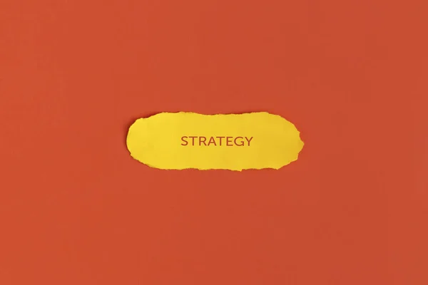 Sárga Szakadt Papír Szöveggel Stratégia Piros Háttér — Stock Fotó