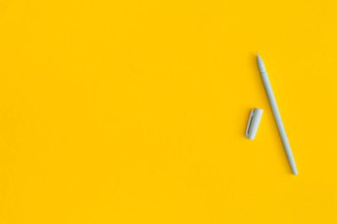 Metin için alanı olan sarı arkaplan üzerindeki kalem